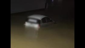 폭우에 반쯤 물에 잠긴 차량...