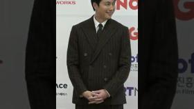 정우성(Jung Woo Sung), 잘생겼다는 팬들의 칭찬에 '깜짝 하트포즈' #정우성 #jungwoosung #영평상