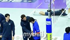 1살 많은 상대팀 코치 놀리는 현역 선수…가슴도 좀 쳐지고, 배도 좀 나오고 그래야지!