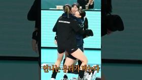 나이를 뛰어넘는 따뜻한 스킨십...최고참 언니를 향한 동생들의 무한사랑