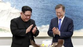 [남북정상회담] ＂평화의 미소＂…문재인 대통령·김정은, 초콜릿 원형돔 개봉