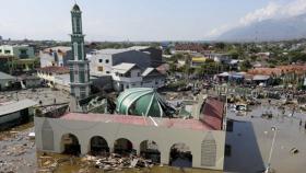 ＂무너지고 휩쓸리고＂…인도네시아 덮친 ′강진+쓰나미′, 참혹 현장