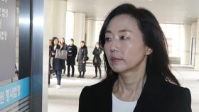 ＂굳은 표정·꾹 닫은 입＂…법정 향하는 조윤선