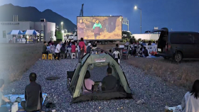 [인섬] 스크린 앞 옹기종기…대청도 ′영화 바캉스′