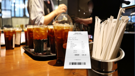 커피 속 일회용품값 표기…폐플라스틱 30% 감축