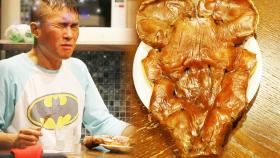 김건모, 압도적 비주얼의 특별식 ‘돼지 얼굴 껍질‘ 먹방!