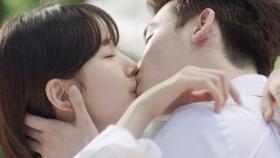 이종석배수지, 서로를 위로하는 로맨틱 키스!