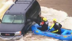 불어난 강물에 갇힌 운전자…떠내려갈 위기 속에 구조