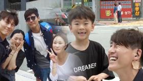 류수영, 사인 요청하는 열성 어린이 팬 앞 ‘환한 미소’
