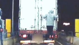트럭에 매달려서 가는 청년 ‘마치 자살 행위’