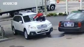 차량 도둑에 맞서 차 위로 올라탄 여성