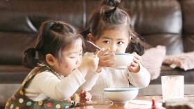 라둥이, 아침식사 폭풍 흡입 '먹방경쟁'(라희,라율이네)