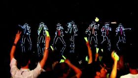 DJ 코난, 화려한 네온 댄스 퍼포먼스로 시선 강탈!