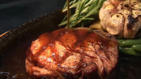 분위기와 맛까지 완벽! 연말 분위기 제대로 즐기는 메뉴 ‘소고기 스테이크’