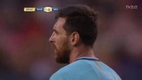 아쉽게 골문 위로 날아간 메시의 환상적인 프리킥!