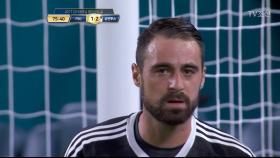 동점골을 위한 PSG의 공격을 막아내는 핀소글리오 골키퍼!