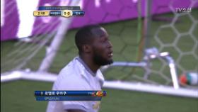 맨유의 간결한 역습, 아쉽게 골문을 벗어나는 루카쿠의 슈팅!