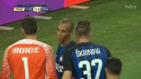 미란다가 걷어내려고 찬 볼, 자칫 자책골로 들어갈뻔한 실수!