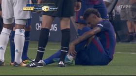 경기 시작 30초 만에 부상으로 피치를 나갔다오는 네이마르!