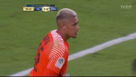 콰드라도의 강력한 중거리 슛을 막아내는 아레올라!