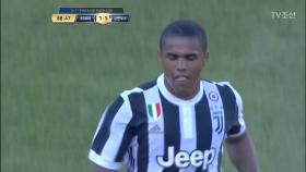 경기 막판, 골문 옆으로 빠져버린 D.코스타의 프리킥!