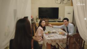 서로에게 김밥을 먹여주는 이태곤과 김보연 TV CHOSUN 20210214 방송